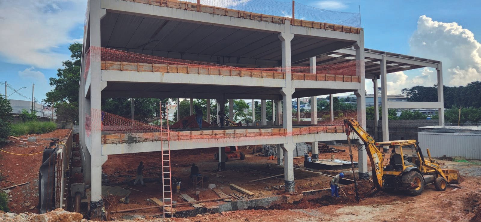 Estrutura de concreto em execução pela DM2